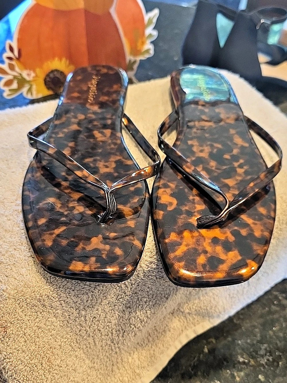Mazeskins Tortoiseshell Thong Sandals US 9